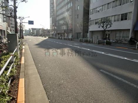 オフィスビルが立ち並びます