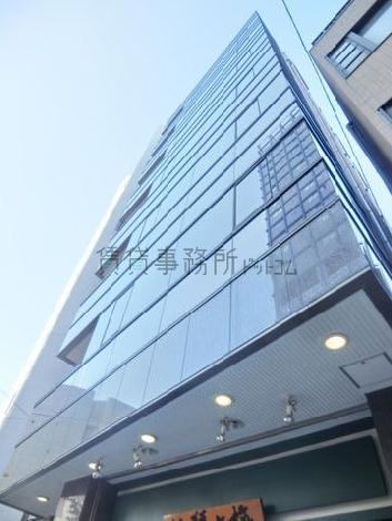 玄関前から見上げた外壁