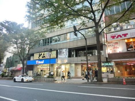 ビル向かいより
