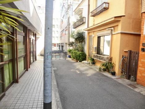 車通りの少ない公道