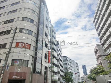 物件の隣地は同じ高さの建物が立ち並びます