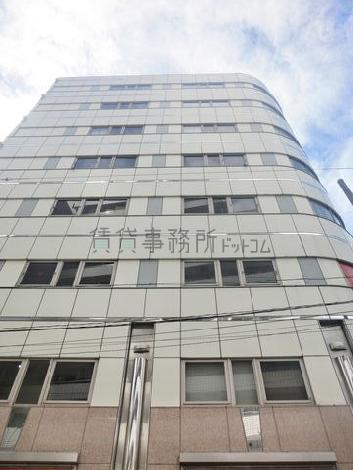 落ち着いた色合いの建物になります