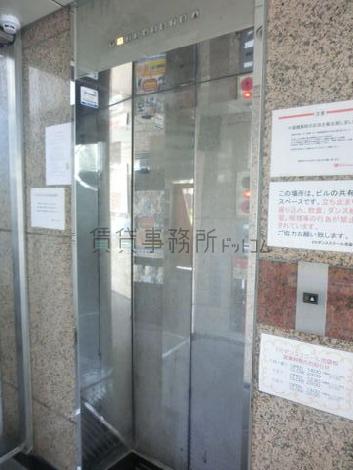 11人乗りのエレベーターが1基あります