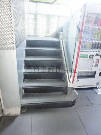 エントランスの奥に外階段があります