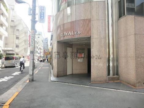 建物の中心が玄関口になります