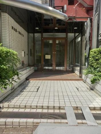花壇がある正面玄関