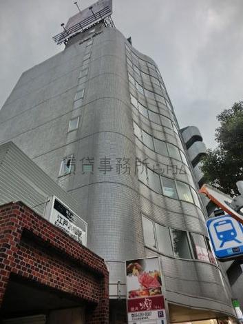 駅直結と言って良い程の立地ですね。