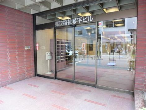 ビルのサインの入った正面玄関