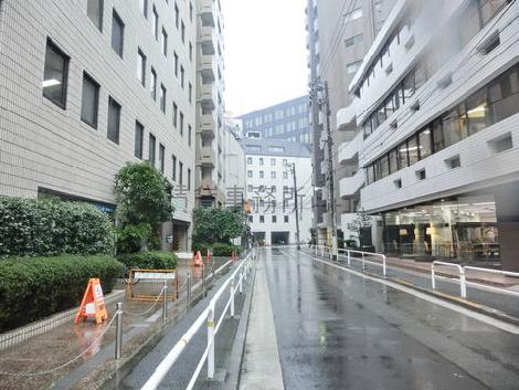 車通りの少ない全面道路です