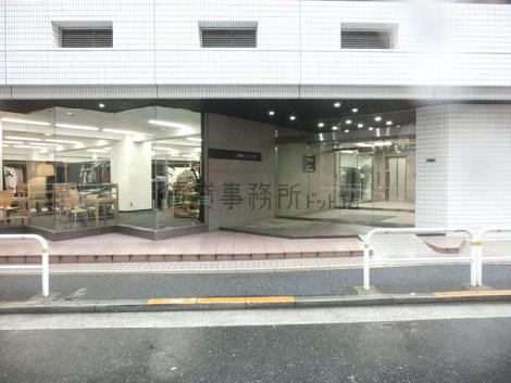 玄関部分は正面右手にございます