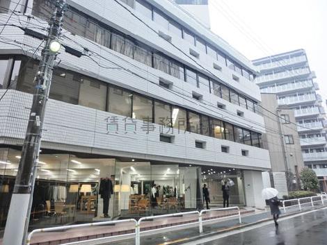 1階部分にガラス面が多く使われております