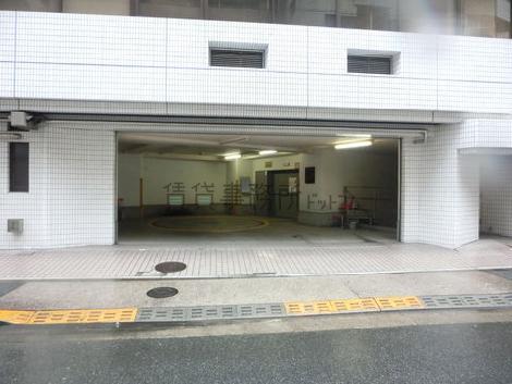 建物後方に駐車場の入口があります