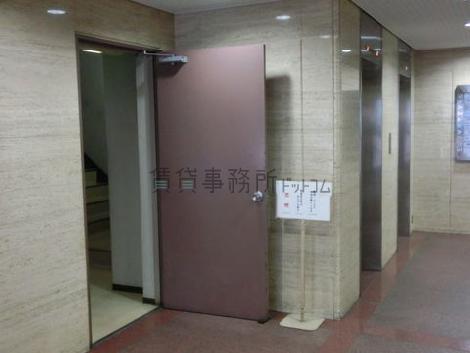 エレベーターホールの手前に上階階段への扉