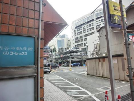 隣には大きな有料駐車場