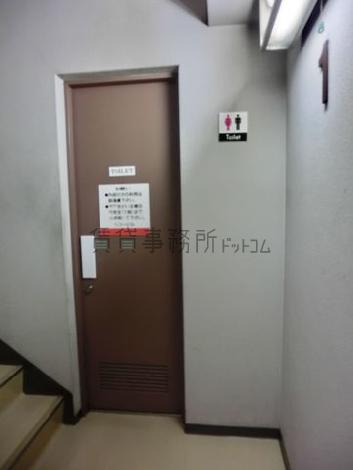 階段横に男女共用トイレ