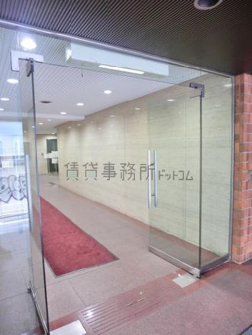 ガラス扉の正面入口