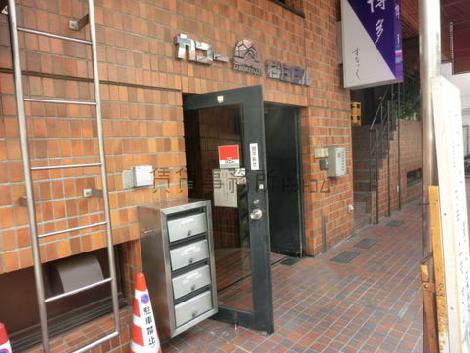 側面にある玄関で地下1階になります
