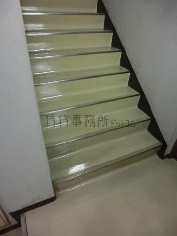 上階への階段