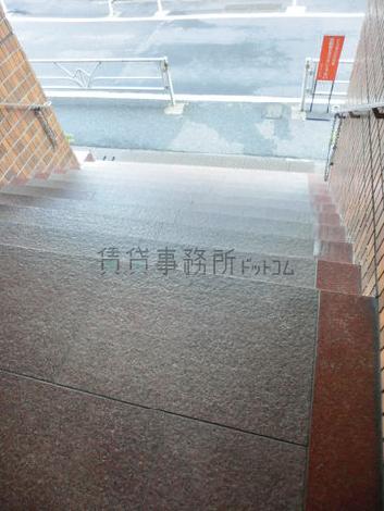 この階段があるので搬入は側面玄関が便利です