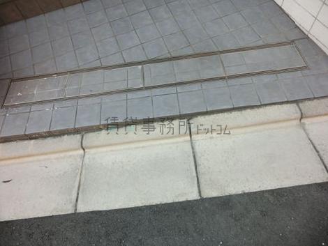 道路の間に段差があります