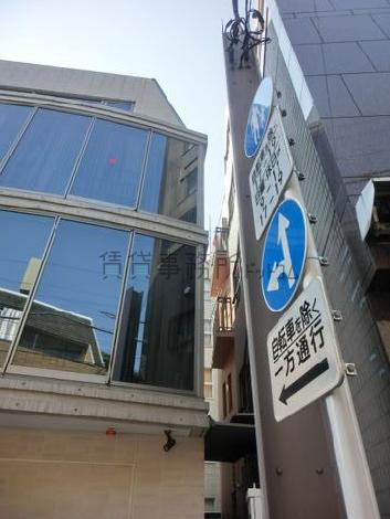 正面向って右側はビルと隣接しています