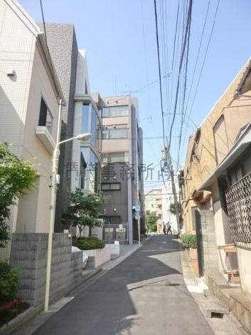 通りの人通りは比較的落ち着いています