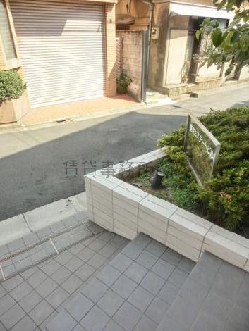 通りとの間に段差があります