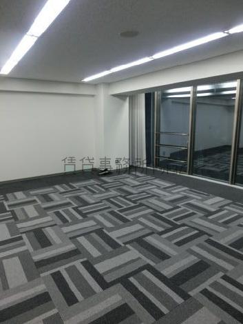 通り面に大きいガラス窓