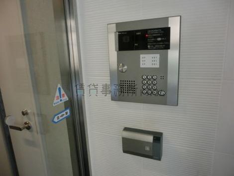 自動ドアの手前にはインターホンが設置されてます