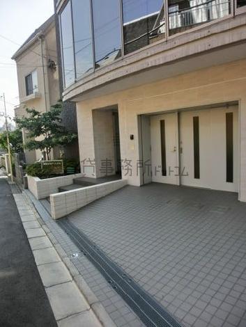 1階部分はタイル張りで広めのスペースです