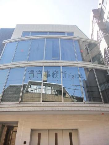 大き目のガラス窓が設置されています