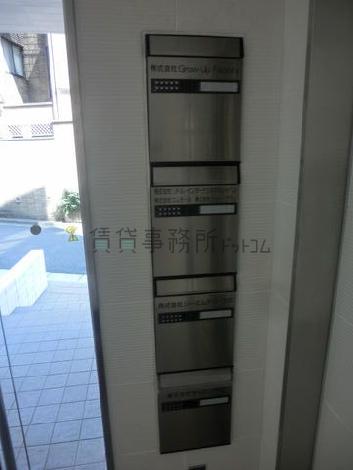 エントランスの脇に集合ポストがあります