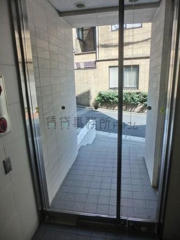エントランス内より通りを撮影
