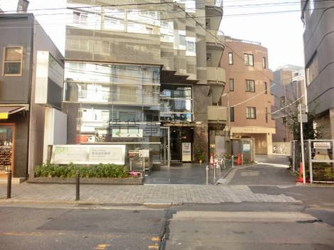 東通りから正面玄関の写真です