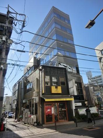 奥行きのある敷地に建っています