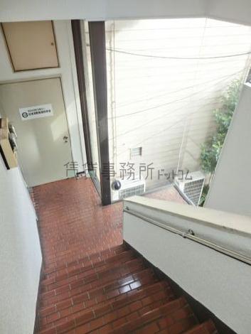 ガラス壁で組まれた踊り場