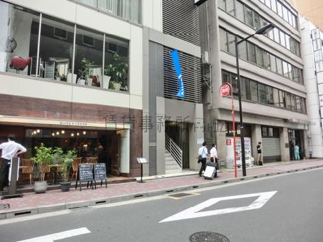 前面の道路は一方通行になります