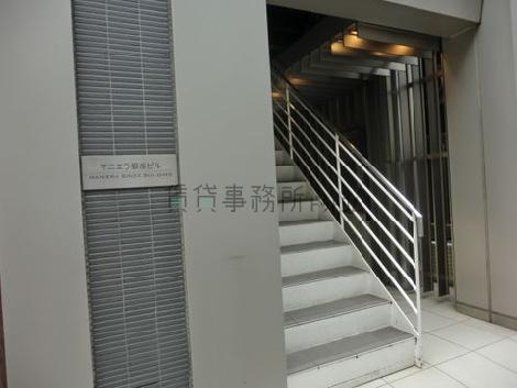 左手に階段、右手がエレベーターホールに続くアプローチです