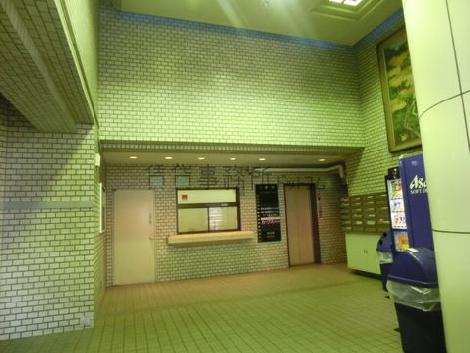 天井の高いエントランスホール