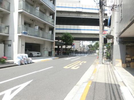 玄関前の通り