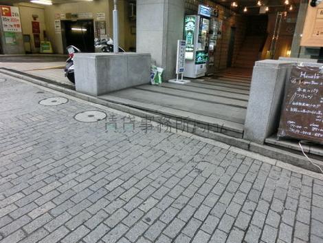 物件入口、若干の段差があります