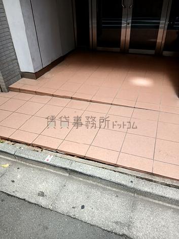 正面玄関前　段差
