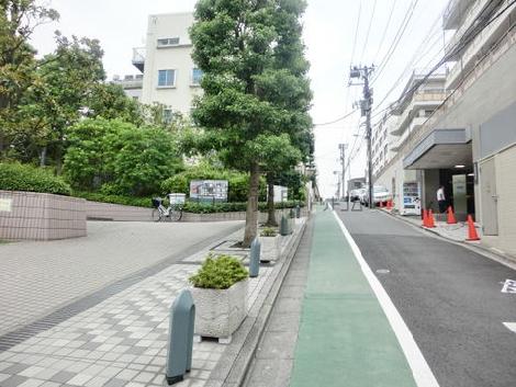 ３面通りに面しています