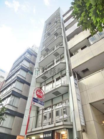 玄関前の歩道から見上げた外観