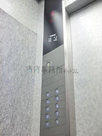 エレベーター内の操作パネル