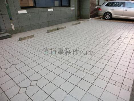 玄関横に駐車場があります