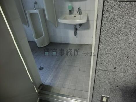 エントランスにお手洗いがあります