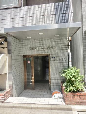 落ち着いた雰囲気の正面玄関