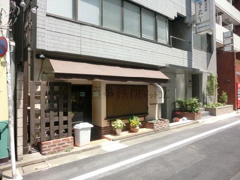 下層階はお洒落な造りです