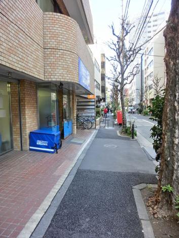 人の流れはさほど多くありません